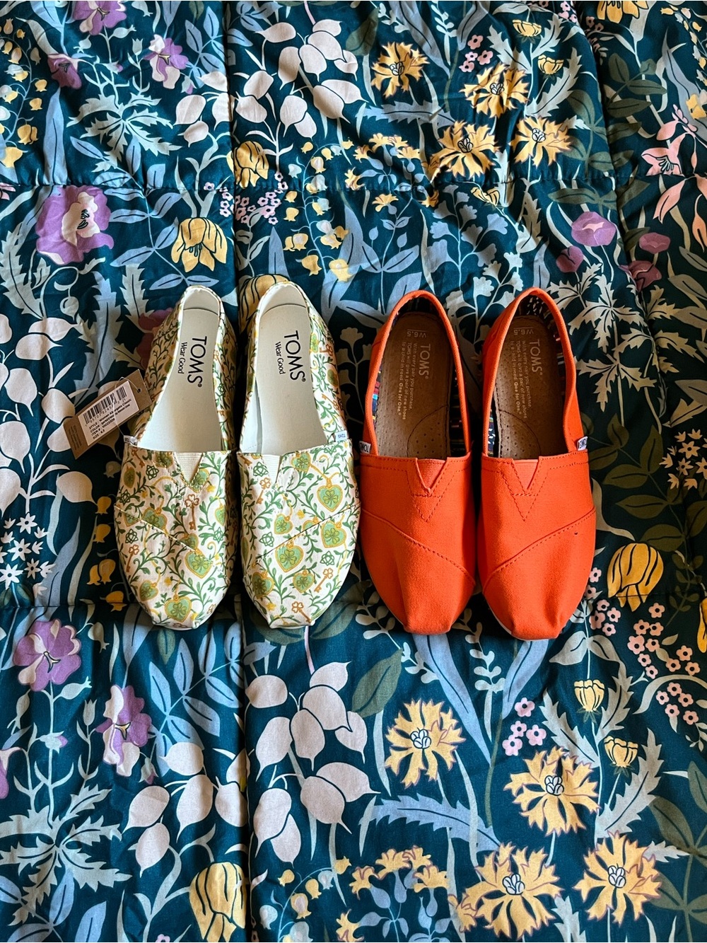 Toms Women's Slip-On Flats in Orange and Green Floral Print Size 6.5